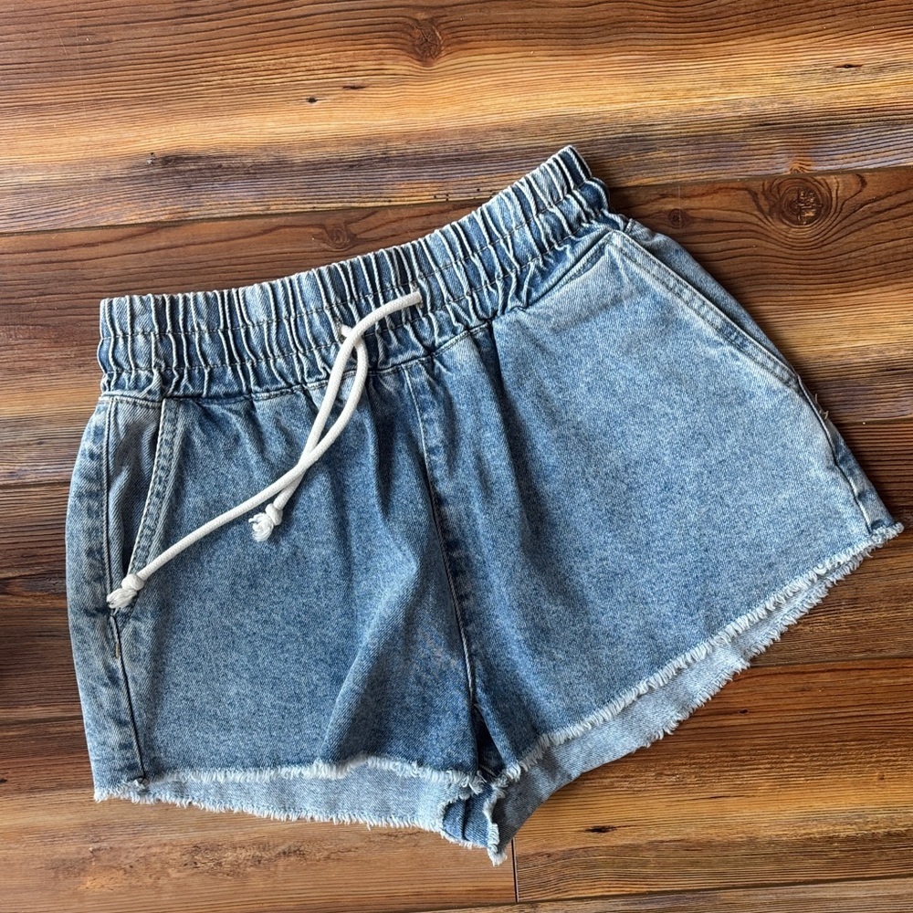 Casual Elastic-Waist Denim Shorts in Light Blue medium